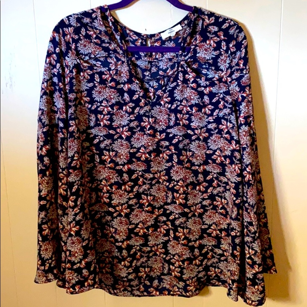 Long sleeve floral patterned blouse